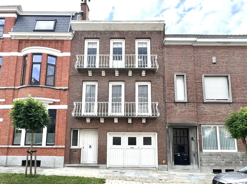 Deze opbrengsteigendom is TOPgelegen in één van de mooiste straten van Ronse. Zeer degelijk gebouw bestaande uit 2 ruime appartementen met elk 2 SLK,