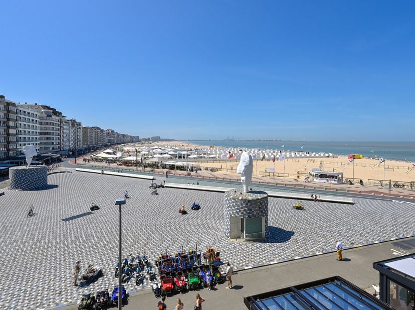 Zonnig appartement met frontaal zeezicht op het Rubensplein.&amp;nbsp;Toplocatie op het Rubensplein, met een panoramisch en onbelemmerd zicht op zee, stra