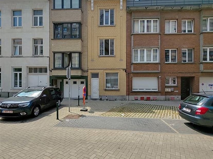 Entre la Chasse et Pétillon, à deux pas de la Commission européenne, découvrez ce charmant studio en excellent état général, niché dans une petite cop