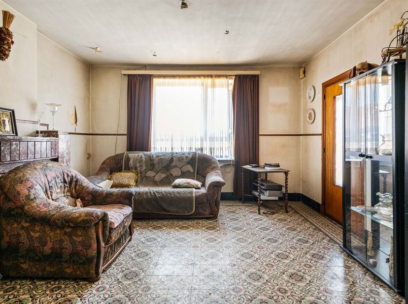 Authentieke hoeve met schuren en voormalige stallen op een ruim perceel van 2.748 m² in het landelijke Nieuwerkerken. Deze karaktervolle eigendom bied