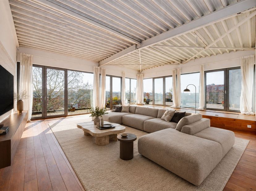 147 m² loft en daarbovenop nog eens 100 m² terras: dat kom je in Antwerpen niet vaak tegen. Het zuidgerichte terras vormt een rechtstreeks verlengstuk