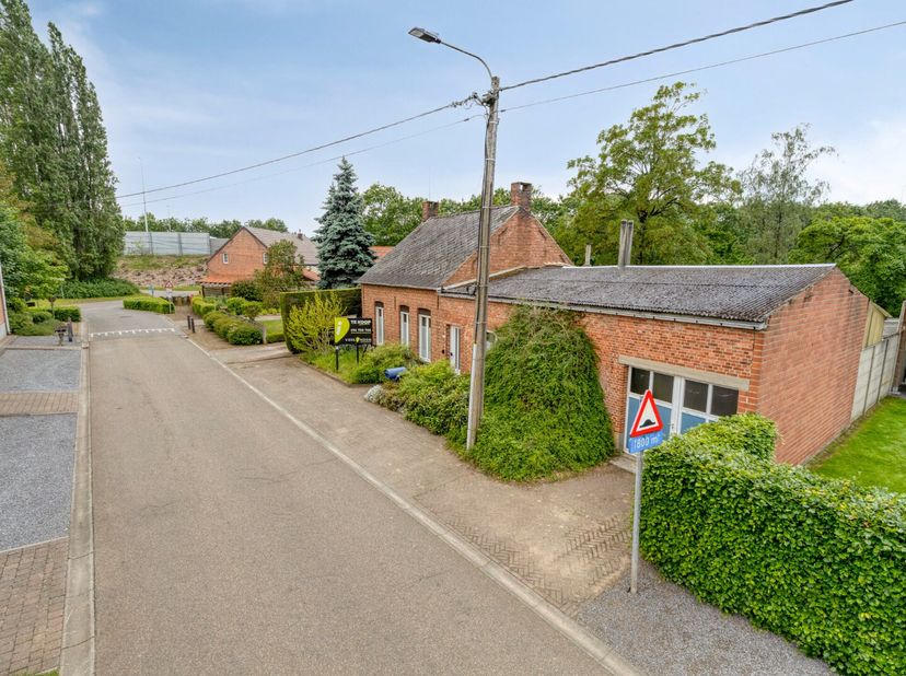 Deze woning is rustig gelegen op wandelafstand van het centrum van Olen-Centrum, nabij winkels, openbaar vervoer, scholen en andere voorzieningen. Bov