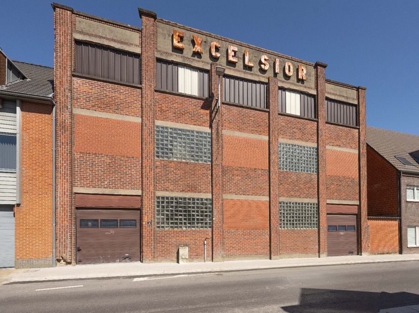 Het iconische fabrieksgebouw "EXCELSIOR", voormalig gekend als knopenfabriek opgestart in de jaren 30, is centraal gelegen in Pittem, met name in de M
