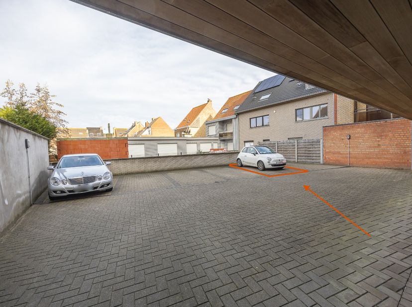 <br />
	Open parkeerplaats;<br />
	Afmetingen: 5 m x 2,66 m.&amp;nbsp;<br />
	Vlak bij de markt van Middelkerke<br />