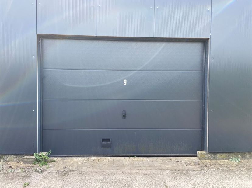 Afgesloten opslagruimte 200m² , voorzien van verlichting en elektriciteit.<br />
Gelegen op verbindingsas tussen Zoersel en Westmalle.<br />
Onmiddell