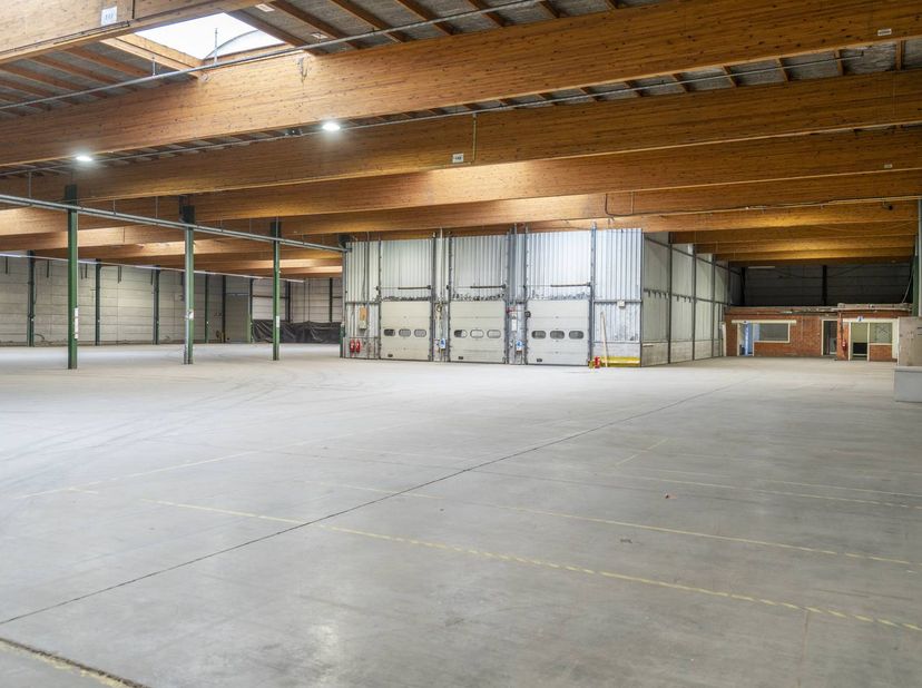 Bâtiment commercial multifonctionnel à louer à Beveren-Leie. <br />
<br />
Surfaces :<br />
Entrepôt 1:1 100 m²<br />
Entrepôt 2 : 6 845 m² avec 2 qua