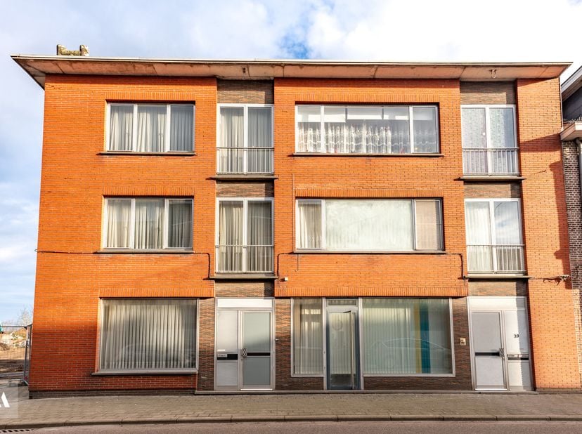 Opbrengsteigendom met handelsruimte en woonunits in Sint-Lenaarts<br />
<br />
Investeren, wonen én ondernemen op een toplocatie?<br />
<br />
Deze ei