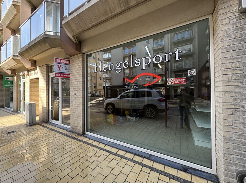 Welgelegen handelsgelijkvloers op een commerciële locatie in de Leopoldlaan, nabij de Kerkstraat en de zeedijk Middelkerke - vermakelijke shoppingstra