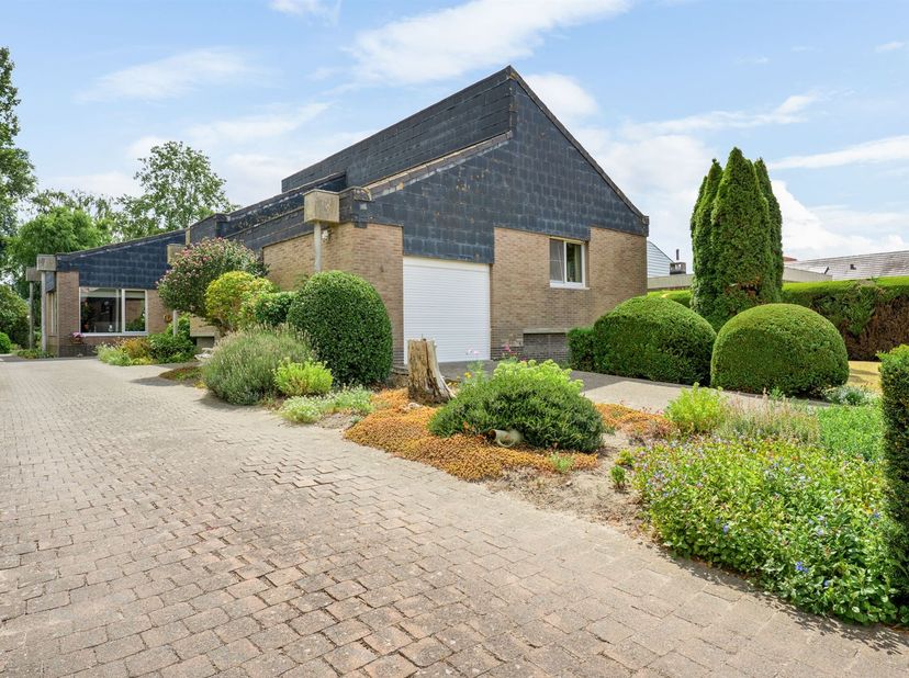 Open bebouwing op ruim perceel van 1.611 m² in Grembergen.<br />
<br />
<br />
Deze vrijstaande woning heeft een rustige ligging in Grembergen, met e
