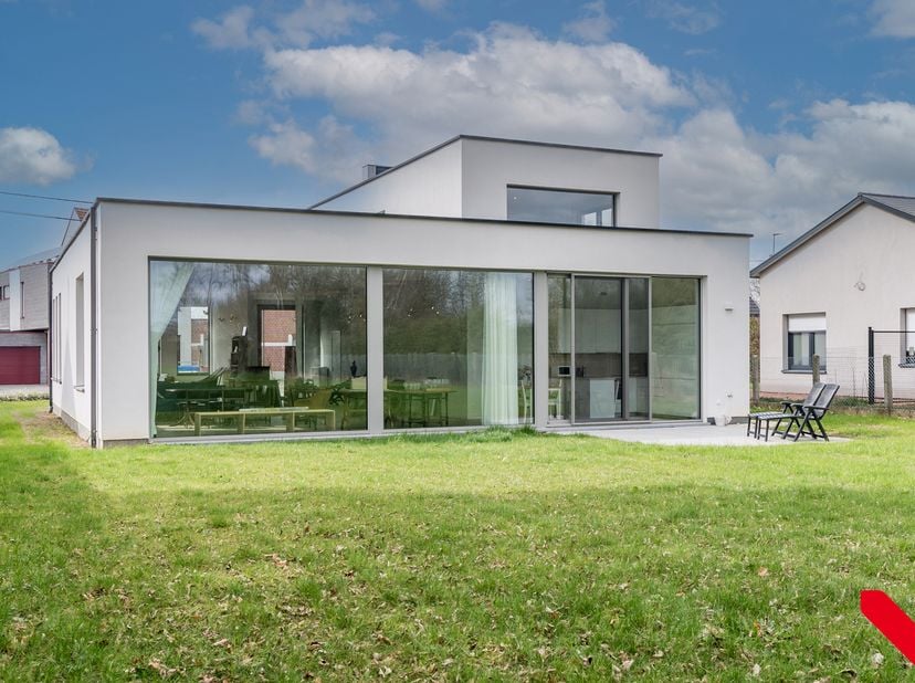 Ontdek deze recent opgeleverde open bebouwde villa in Herent, waar ruimte, licht en energiezuinig wonen centraal staan. Deze eigentijdse woning combin