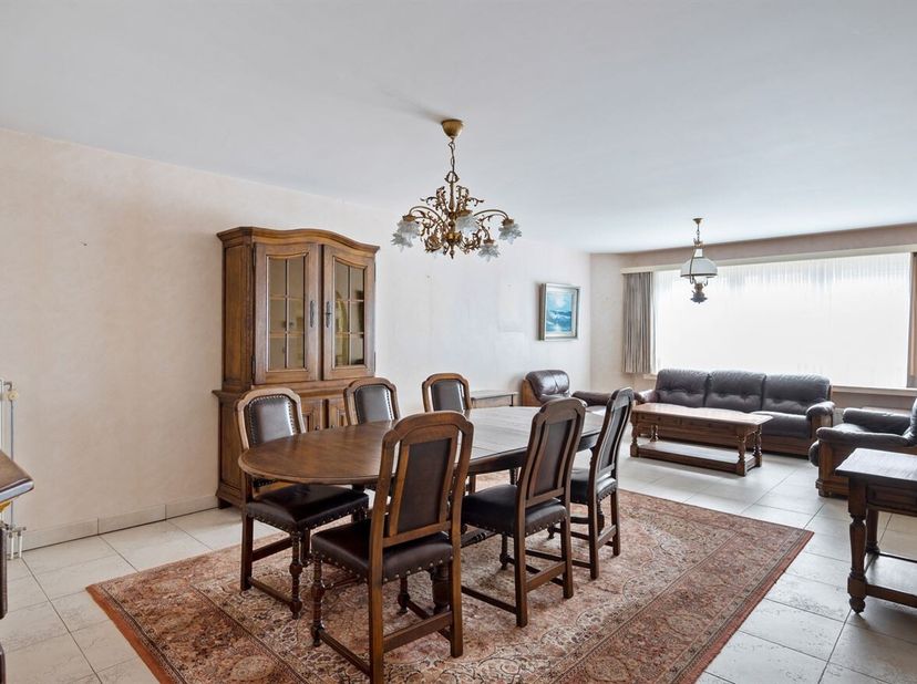 Instapklaar appartement met 2 slpks, terras en staanplaats in centrum Lier!<br />
Dit instapklare appartement bevindt zich op een uitstekende locatie