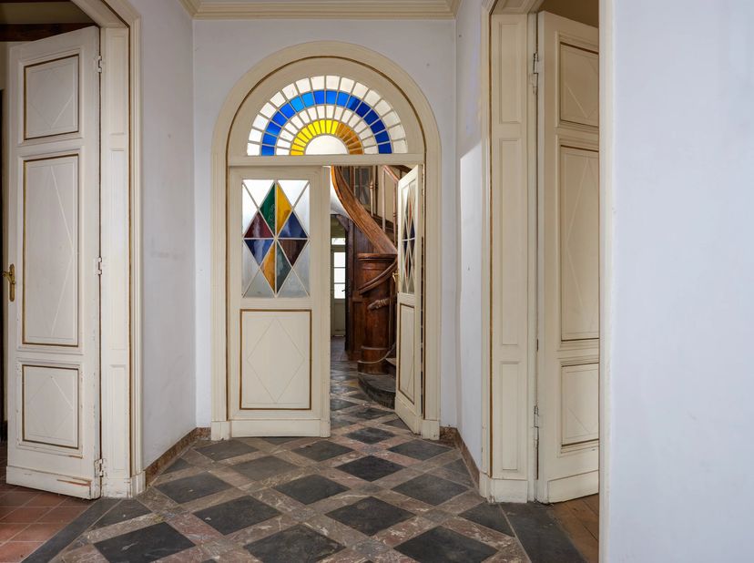 In het historische hart van Herk-de-Stad bevindt zich deze karaktervolle stadswoning, discreet verscholen maar op wandelafstand van winkels, horeca en