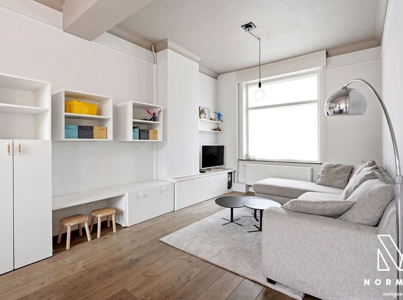 Welkom in deze ruime, instapklare gezinswoning met tuin, gelegen in het centrum van Kuurne!<br />
<br />
Bij het betreden van de woning komt u binnen