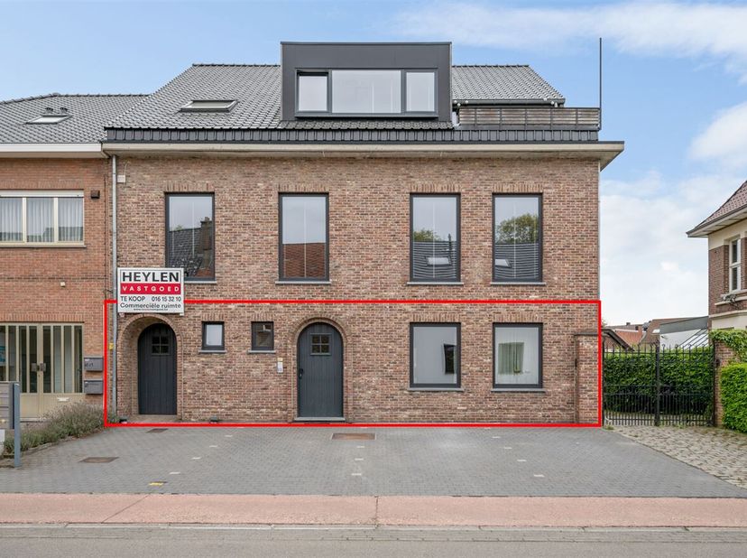 Omschrijving: Dit vastgoed omvat twee afzonderlijke eenheden op het gelijkvloers van een kleinschalige residentie: een commerciële ruimte (voormalige