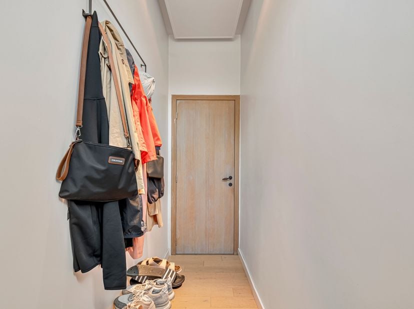 Gezellige, instapklare stadswoning met 3 slaapkamers.<br />
Troeven:<br />
- Gerenoveerd<br />
- EPC C<br />
- Garage met uitweg<br />
- Zonnige tuin<