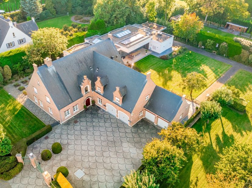 Dit schitterend landhuis zal u ongetwijfeld kunnen verrassen zowel qua ruimte als qua afwerkingsniveau. Zo zijn er meerdere gezellige leefruimtes alle