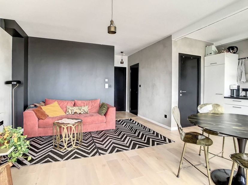 Ce spacieux appartement d'une chambre à louer est situé dans un emplacement privilégié sur l'Eilandje à Anvers, surplombant le MAS. Le port de plaisan