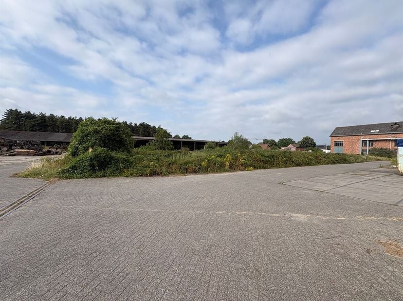 Plusieurs espaces de stockage spacieux destinés à divers usages, avec des bureaux <br />
Situation : Ce site bénéficie d'un emplacement calme et verdo