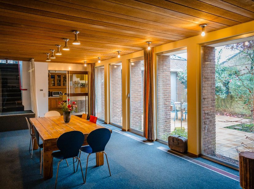 Unieke eigendom op 1.087m² met maar liefst 435m² bruikbare vloeroppervlakte !<br />
Ideaal voor vrij beroep, praktijk aan huis, co-housing of grote ge