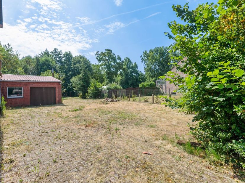Bent u op zoek naar een woning die u volledig naar eigen smaak kunt renoveren? Dan biedt deze woning op een perceel van 1.698 m² de ideale basis om uw