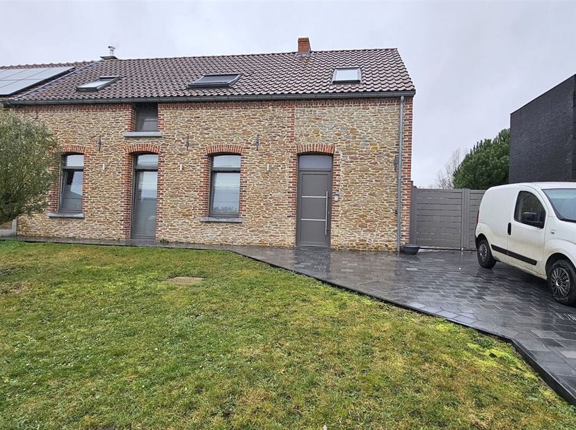 SOUS OPTION - PLUS DE VISITE - Prix: Offre à partir de 280.000 euros, frais d'agence non inclus et à charge de l'acquéreur.<br />
Chouette maison habi