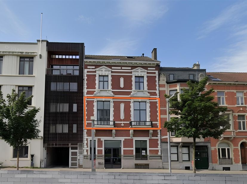 In het elegante kantoorgebouw aan de Tiensevest 58 in Leuven, vlak bij het station, is er één kantoorruimte van 55 m² beschikbaar. Dit kantoor bevindt