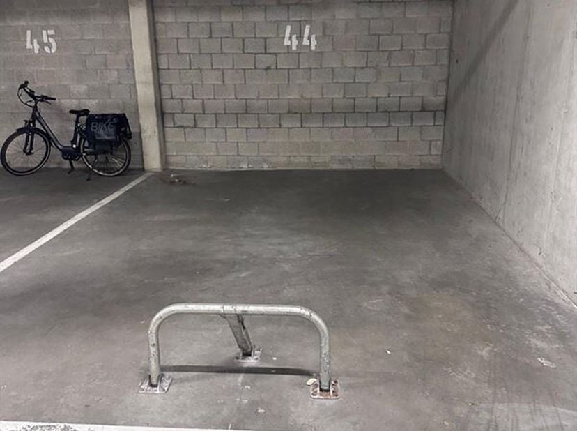 Deze ondergrondse autostaanplaats is gelegen op de -1 van 'Residentie Greenfield'.<br />
Op fietsafstand van het centrum van Hasselt met al haar facil