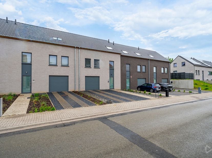 We Invest Centre Hainaut vous présente cette lumineuse maison 2 façades récente (2023) de type bel-étage, dans un état quasi neuf et idéalement située