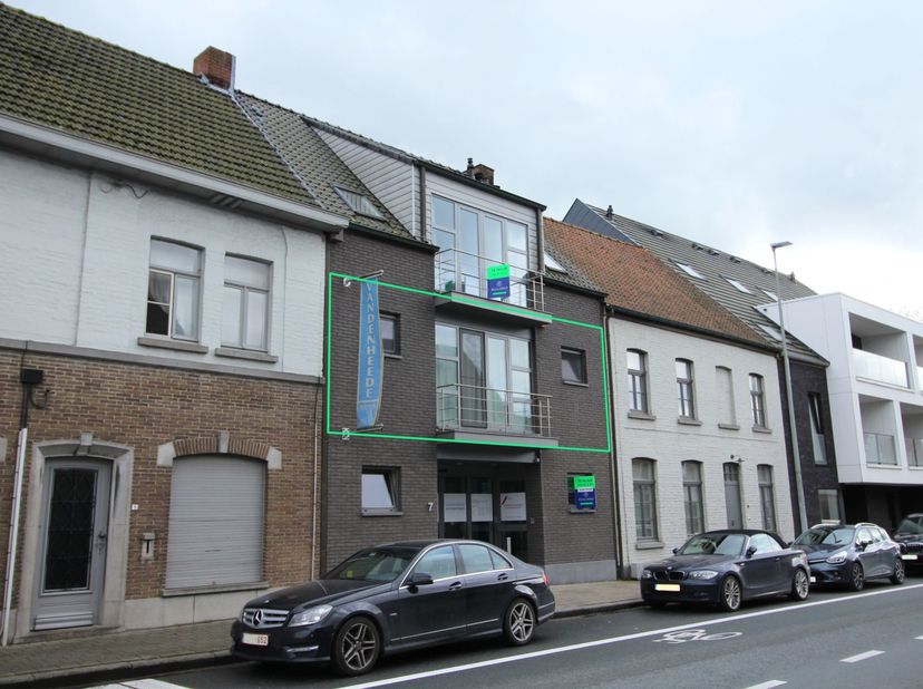 Ligging<br />
Ontdek dit lichtrijke appartement met 1 slaapkamer in hartje Tiegem vlak bij horeca, apotheek, slager en invalswegen.<br />
<br />
Indel