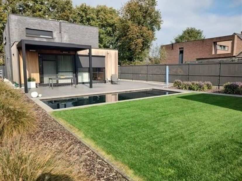 Moderne instapklare woning (216 m²) met 3 slaapkamers, aangelegde tuin en zwemvijver<br />
Ligging<br />
De woning is gelegen in de Karrestraat 56 te