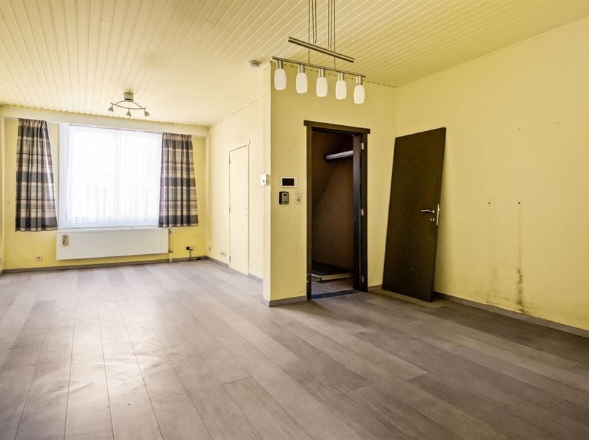 Situation : Cette maison de deux chambres à coucher avec une cour agréable est située dans la Vosstraat à Anvers-Berchem, un quartier résidentiel et c