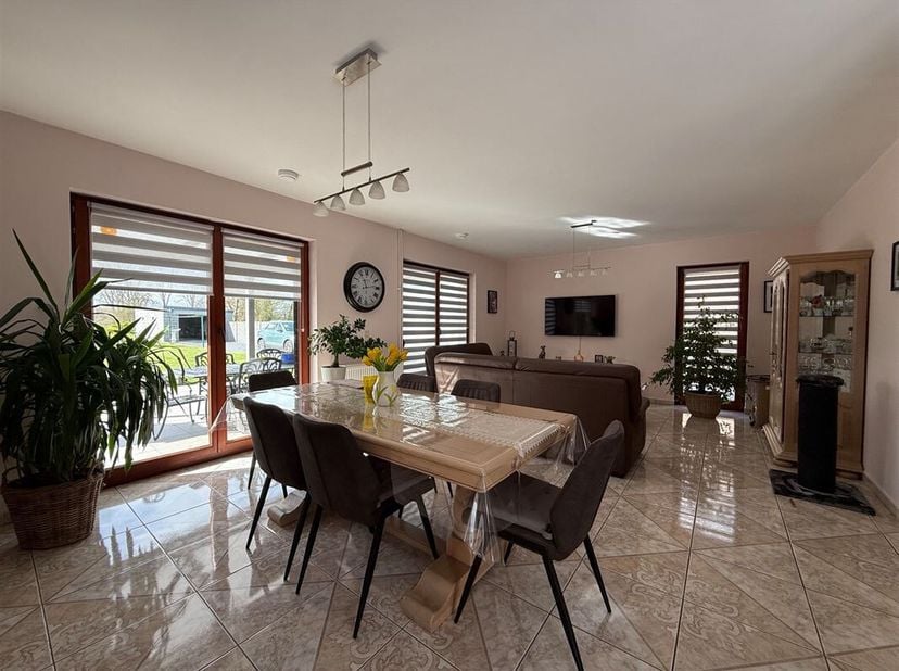 Prachtige gelijkvloerse villa in het hart van het dorp Bury, gelegen op een perceel van 9 are en 13 centiare.<br />
Deze woning, gebouwd in 2001, heef