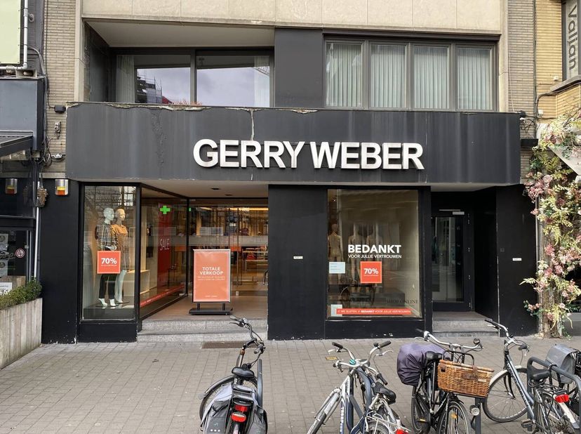 Gelegen op een topligging op de Grote Markt in Roeselare bevindt zich dit handelspand te huur van ca. 400 m² met mooie gevelbreedte. <br />
Gelegen op