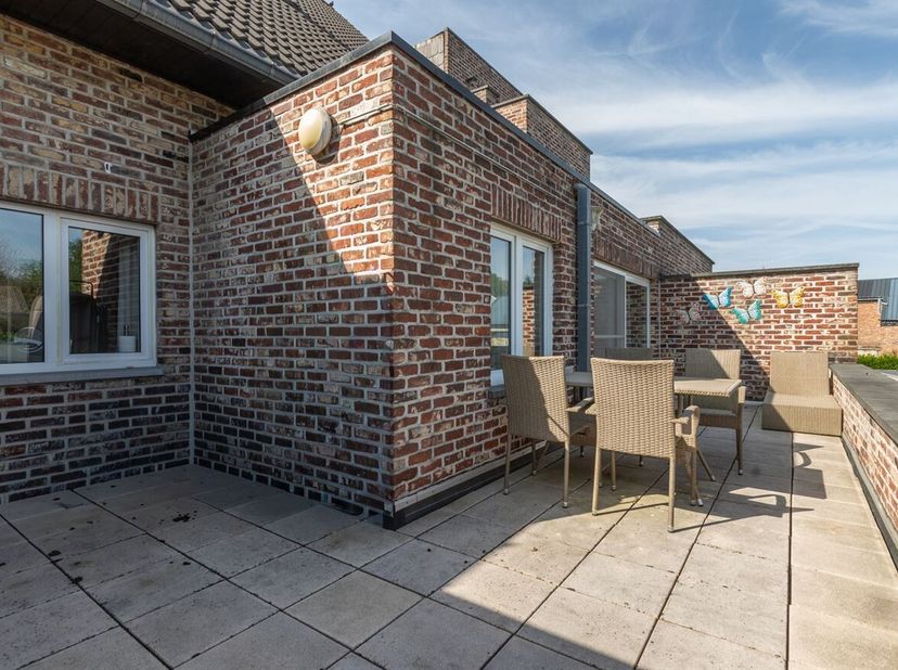 Dit duplex-appartement geniet van een centrale ligging in Houthalen-Helchteren, met winkels, scholen, openbaar vervoer en recreatiemogelijkheden in de