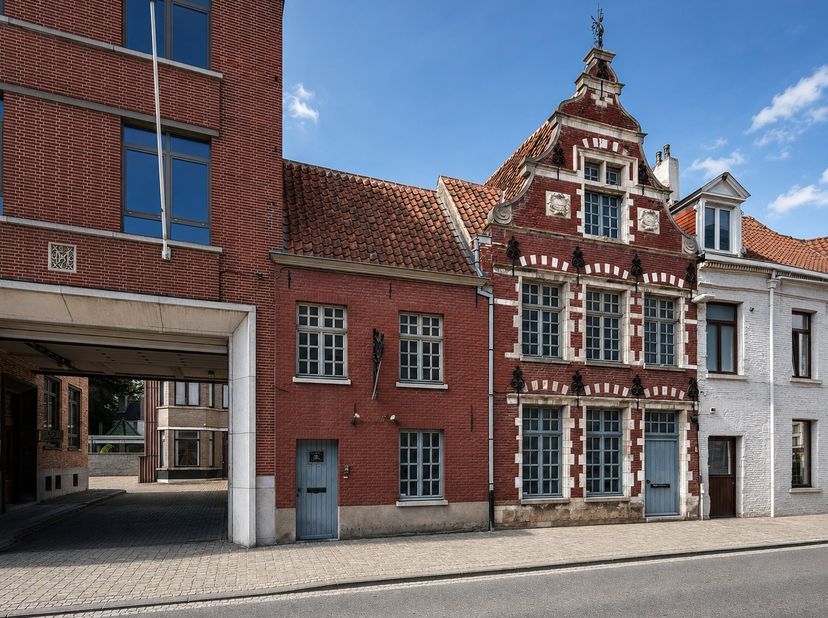 PROPRIÉTÉ LOCATIVE RÉNOVÉE dans un EMPLACEMENT EXCEPTIONNEL au CENTRE de OUDENAARDE avec VUE SUR LA SCHELDE. Ce PROJET D'INVESTISSEMENT comprend 3 APP
