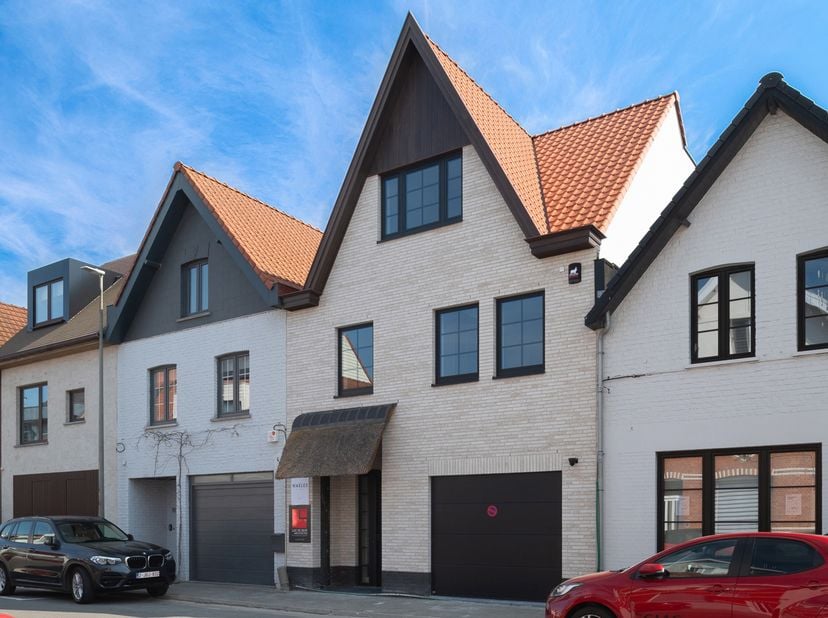 Cette élégante maison neuve est proposée en location à l’année et combine espace, confort et faible consommation énergétique. Le vaste hall d’entrée d