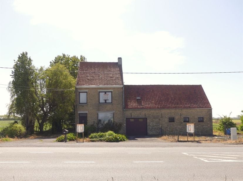 Op een vlot bereikbare ligging te Slijpe, deelgemeente van Middelkerke, bevindt zich deze alleenstaande woning op een ruim perceel van maar liefst 1.0