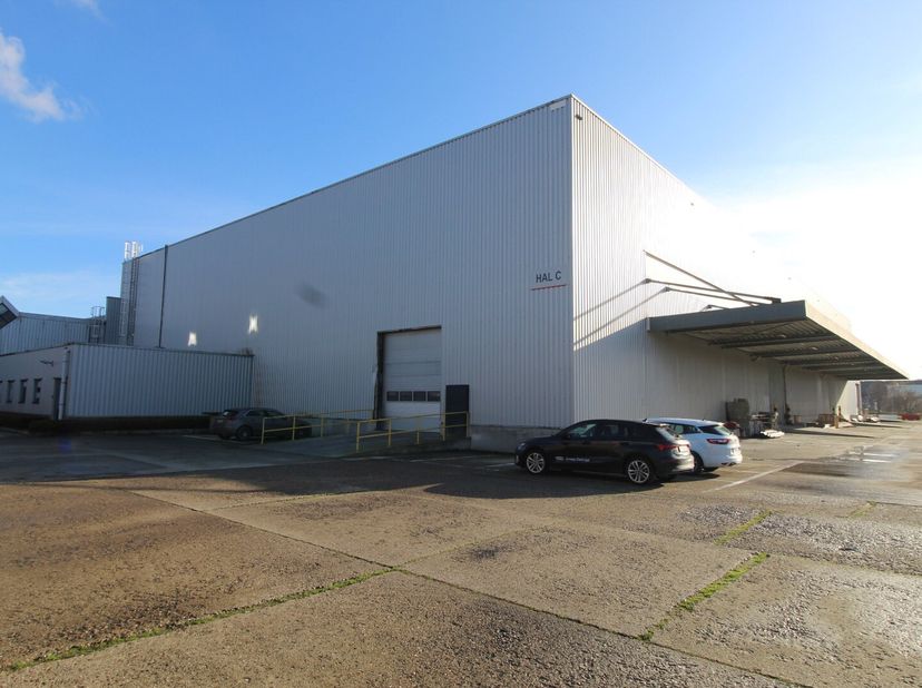 LAREGO - KMO UNIT D1 -  300m² binnenruimte + 600m² buitenruimte - Bedrijvenpark "LAREGO", gelegen op de voormalige site van Carglass. Deze indrukwekke