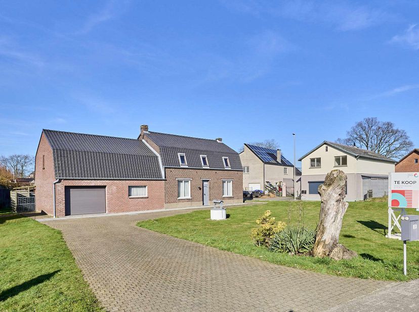 Deze karaktervolle gezinswoning bevindt zich op een ruim perceel van 13a03ca. De perfecte woning voor iemand die op zoek is naar een woonst met veel e