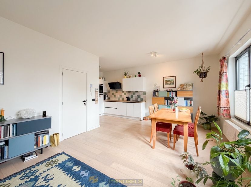 INSTAPKLAAR APPARTEMENT met 2 SLAAPKAMERS, gelegen in een KLEINSCHALIGE RESIDENTIE nabij het CENTRUM van Gent. Het gebouw onderging een TOTAALRENOVATI