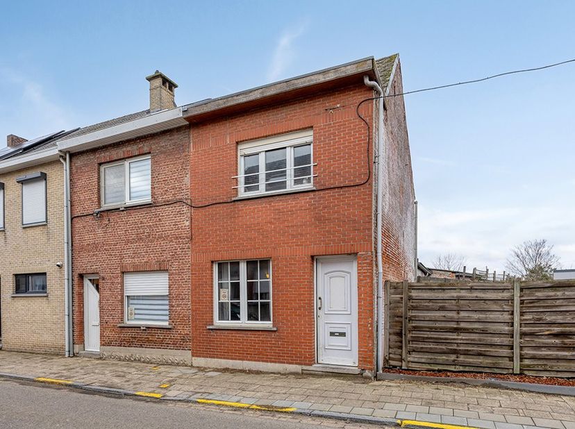 Contactez Raf pour une visite: 0484325180. Cette maison à rénover est située au centre de Blaasveld. Elle comprend au rez-de-chaussée un salon, une cu