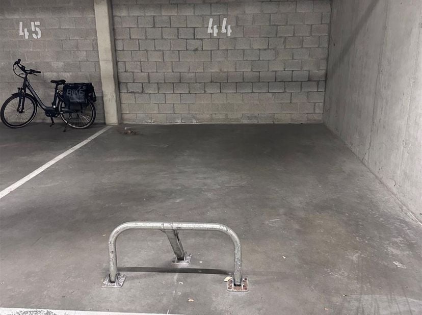 Deze ondergrondse autostaanplaats is gelegen op de -1 van 'Residentie Greenfield'.<br />
Op fietsafstand van het centrum van Hasselt met al haar faci