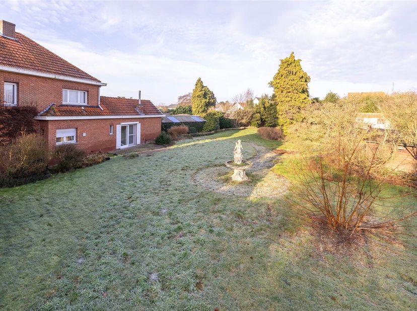 Te renoveren open bebouwing op ruim perceel van 1.742 m²<br />
Deze interessante eigendom biedt tal van mogelijkheden dankzij het ruime perceel en de