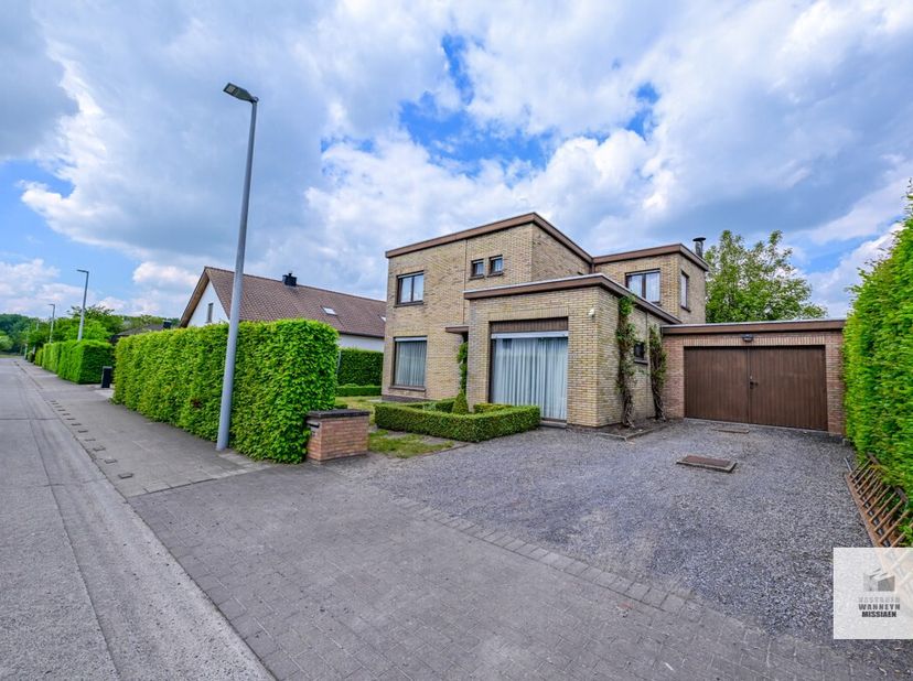 Op een echte toplocatie, in een rustige straat op 2 min van de oprit van de E40, vindt u deze open bebouwing met 4 slaapkamers, garage en mooie tuin m