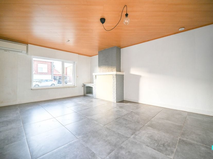 In het hart van Oostrozebeke bevindt zich deze te renoveren gezinswoning, rustig gelegen in een kindvriendelijke verkaveling waar het aangenaam wonen