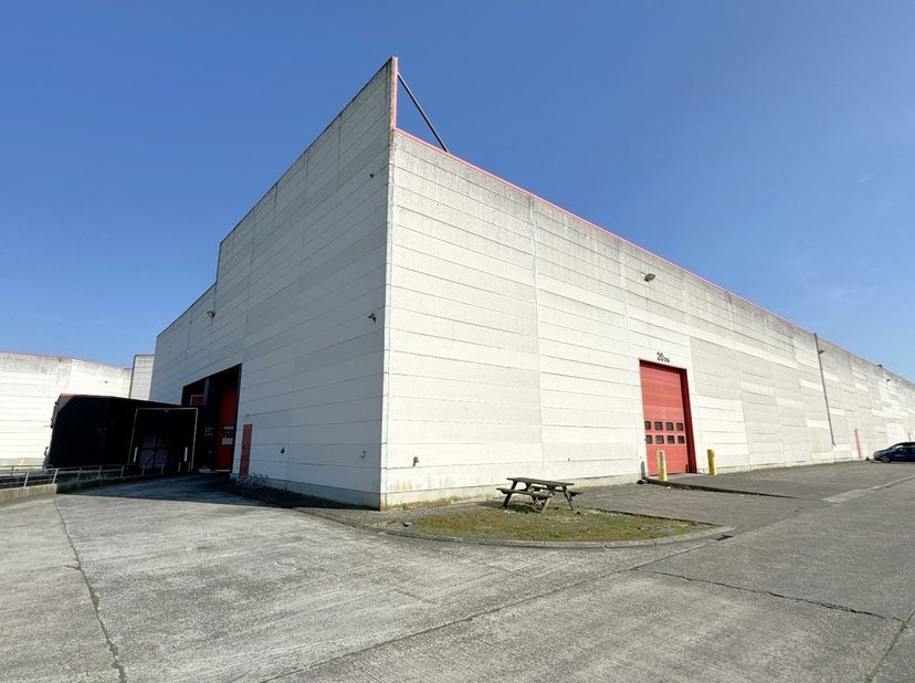 1000m² magazijn <br />
Ligging:  vlakbij afrit 9 Mechelen-Noord van E19 (Brussel-Antwerpen)<br />
<br />
Specificaties: betonstructuur, gevel in Ytong