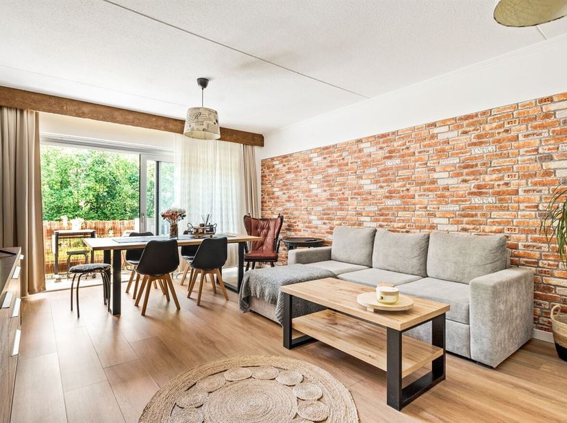 Instapklaar appartement met 2 slaapkamers, garage en terras<br />
Dit instapklare appartement met 2 slaapkamers is gelegen op een gunstige locatie in