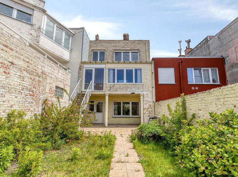 Deze lichtrijke &amp;amp; degelijk gebouwde bel-étage met 4 SLAAPKAMERS, GARAGE en ZONNIGE TUIN biedt een ZEE aan RUIMTE! Totale grondopp. 164m2. Deze te