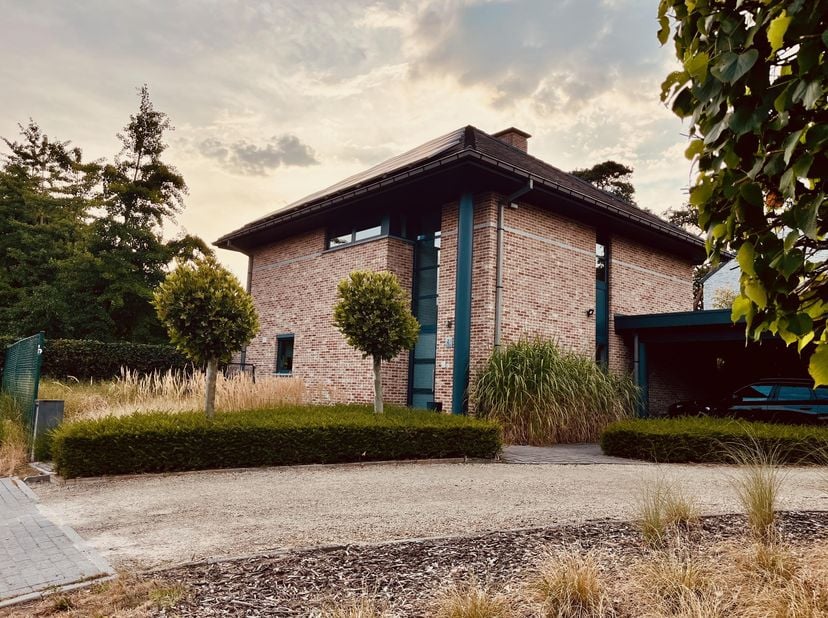 Postmoderne instapklare woning<br />
<br />
TE KOOP MET PREVIEW – 12 en 13 september, enkel op afspraak<br />
<br />
Nabij het centrum van Zoersel en