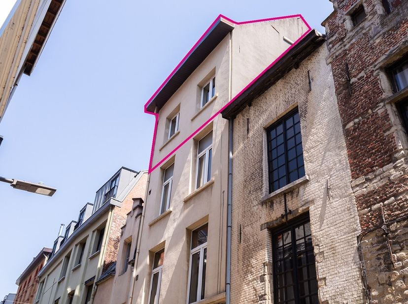 Op zoek naar een appartement op een absolute toplocatie in Antwerpen? Dit charmante duplexappartement bevindt zich op enkele stappen van de vernieuwde